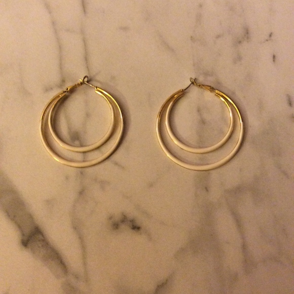 Cream and Gold matching bracelet and earrings - Picture 6 of 7